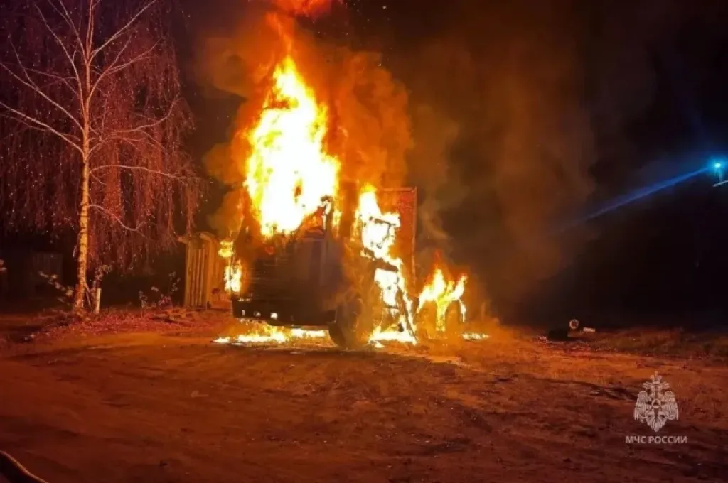 В Шуе ночью сгорел грузовой автомобиль на площади 15 кв. м